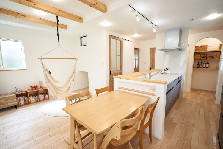 奥のパントリーに設けたアールの壁が柔らかな印象
株式会社HOUSE LABO（東京都 八王子市）