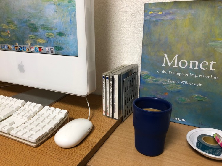 旧式Macを置いたレトロなCDコーナーで過ごすときも、ホットドリンクがあれば心地よく