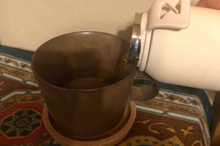 飲みたいときに、飲みたい分だけカップに注ぎます