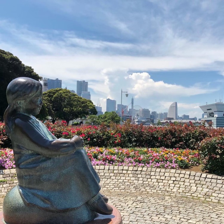 横浜市の山下公園にある「赤い靴はいてた女の子像」。「赤い靴記念文化事業団（旧 赤い靴を愛する市民の会）」によって寄贈された
画像提供：株式会社エクスポート