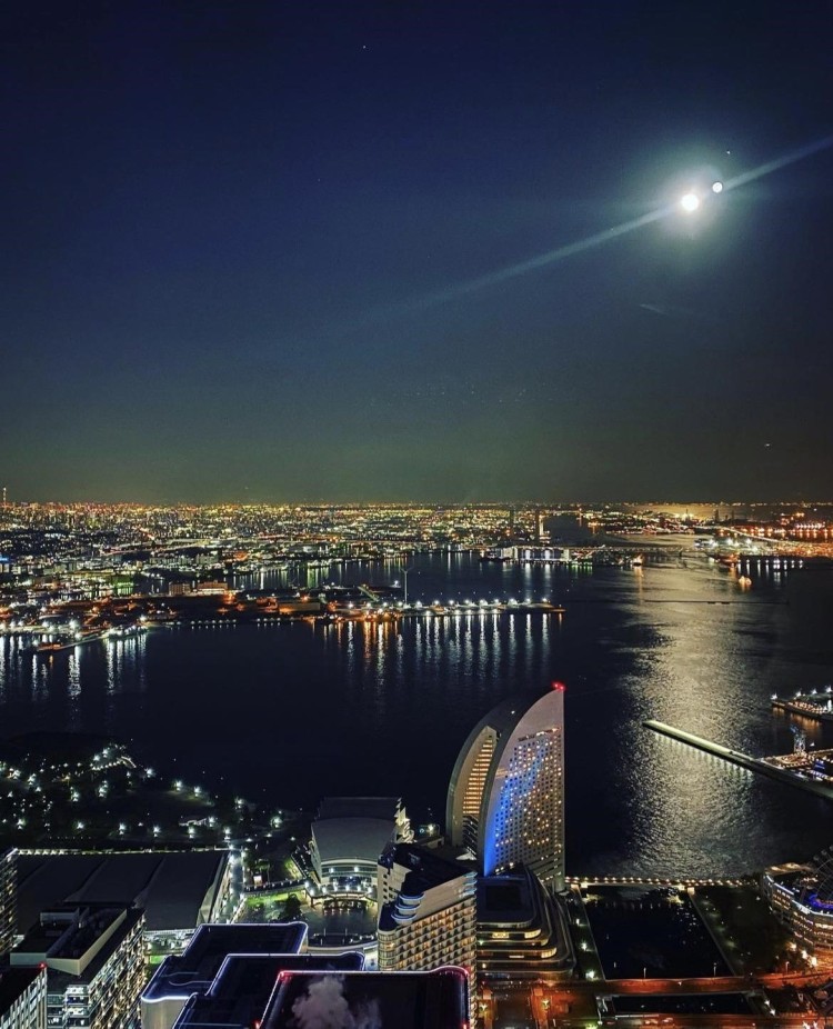 横浜ランドマークタワーの展望フロア「スカイガーデン」から見える夜景
画像提供：株式会社エクスポート