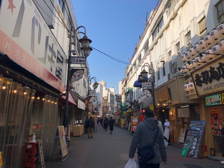 約400メートル続くメインストリートを中心に、飲食店など約100店舗が軒を連ねます