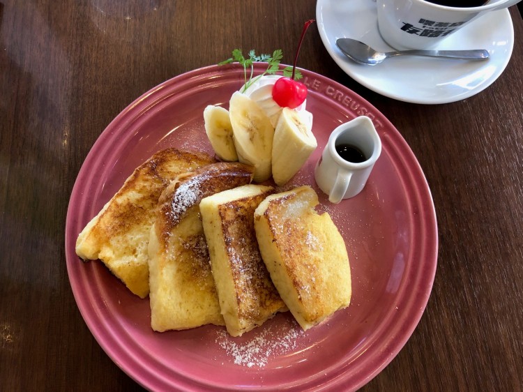 フレンチトースト（780円）は人気のメニュー。ピンクのル・クルーゼのお皿に盛り付けられていました