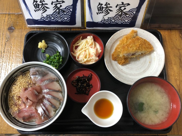 取材の日にいただいたのは、店長おすすめの鯵家定食（840円）。マアジ丼（小）とマアジフライのセット