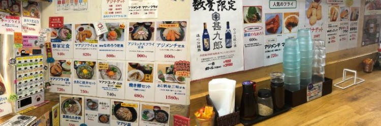 メニューを決めたら販売機で食券を購入（左）。カウンターもあり、一人でも食事しやすい（右）