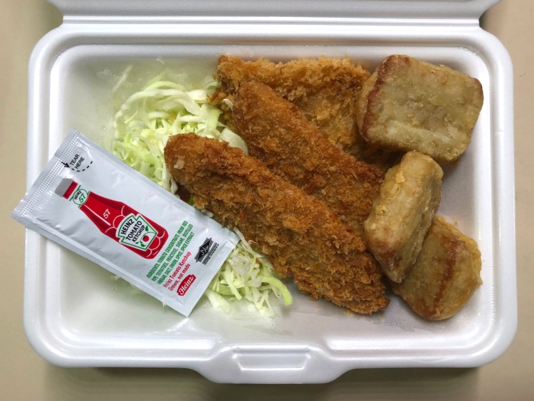 定食のフライをもっと食べたくて、揚げ物をセットにしたフライボックス（880円）をテイクアウト