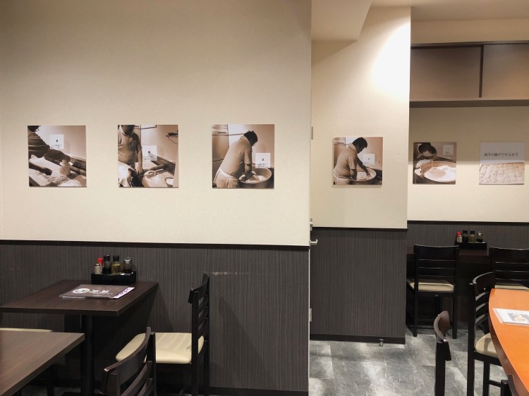 壁には麺が出来上がるまでの作業風景が展示。らーめんがテーブルに届くまで眺めているのも楽しい