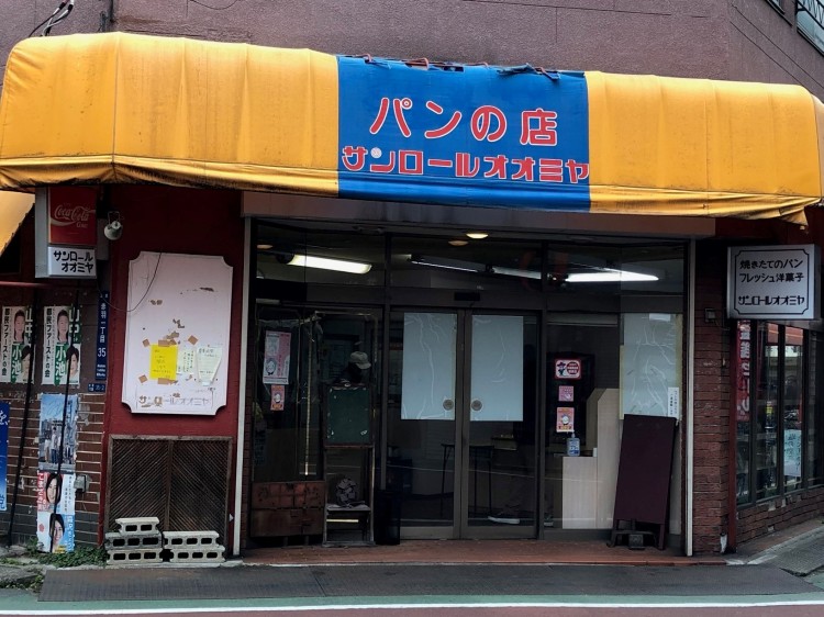 赤羽駅東口から徒歩で約5分、赤羽一番街商店街から奥右手の赤羽中央街商店街にあります