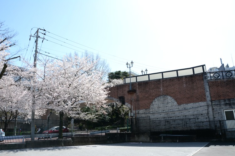 赤羽緑道パークブリッジ。右側に見える欄干には車輪のデザインが施されています
画像提供：東京都北区