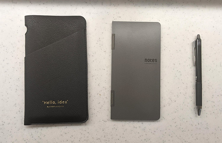 左からケース、ノート、専用のペン。この3つが届きます