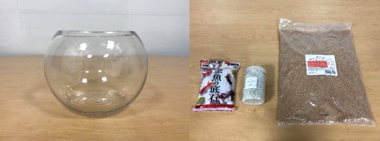 見た目もおしゃれな球体をチョイス（左）。底に敷く砂や石は種類も豊富（右）