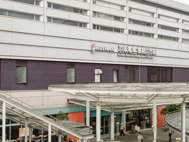 各施設やバスターミナルが揃うメイン駅・寝屋川市駅