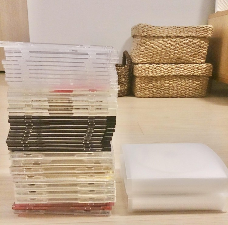 左が処分したケース。右が収納したホルダー。この差を見ればどれだけケースがかさばるか一目瞭然です
