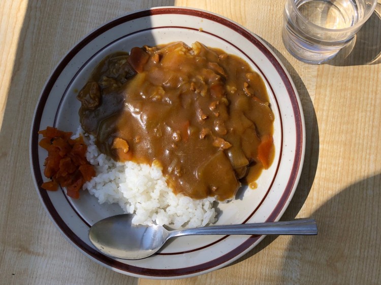 おだんごを食べたばかりなのに、カレーライスを注文。優しい味でザ・昭和の味という感じ