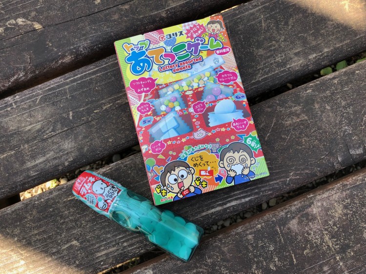 店頭では駄菓子も販売。童心に帰ってノスタルジックな味を満喫