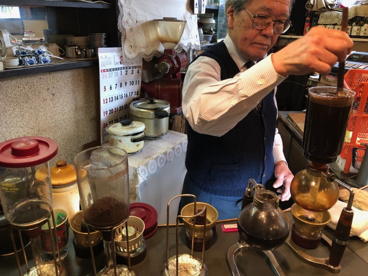 サイフォンは5人用と3人用があります。煮詰めないように、片ときも目を離さない根本さん