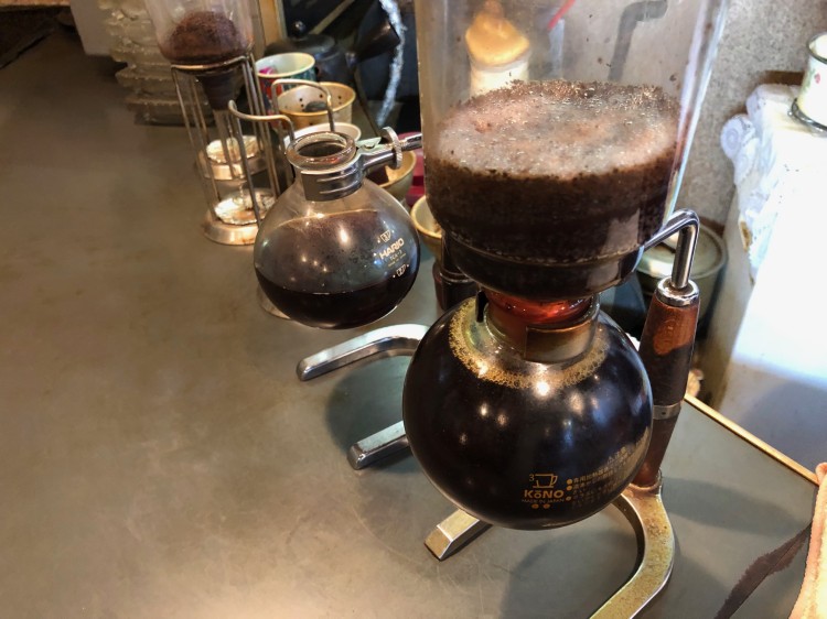 フラスコにコーヒーが溜まっていく様子を見ていたら、子どもの頃サイフォンコーヒーに憧れたことを思い出しました