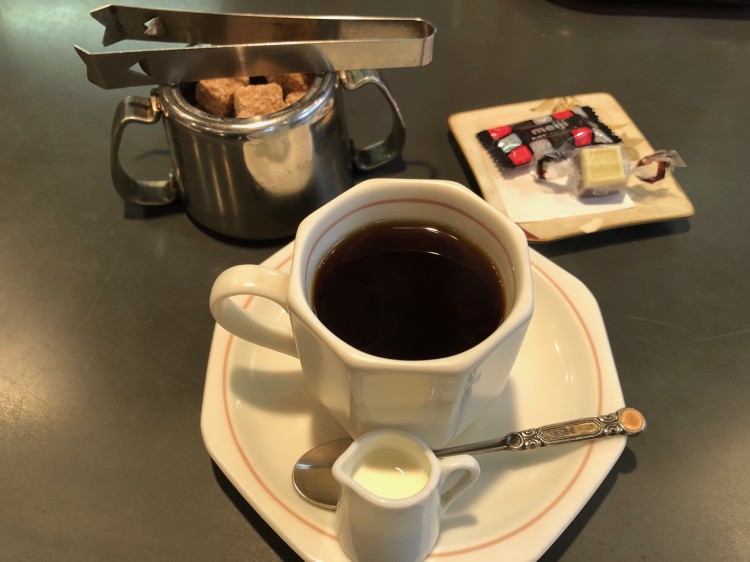 自慢のブレンドコーヒー（520円）には、チョコレートが添えられていました。酸味とコクのバランスがよく、私好みの味！