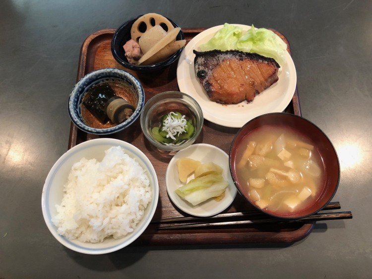 この日の昼定食（950円）は、ブリ照焼。小鉢が4品ついていて、栄養バランスもばっちり！
