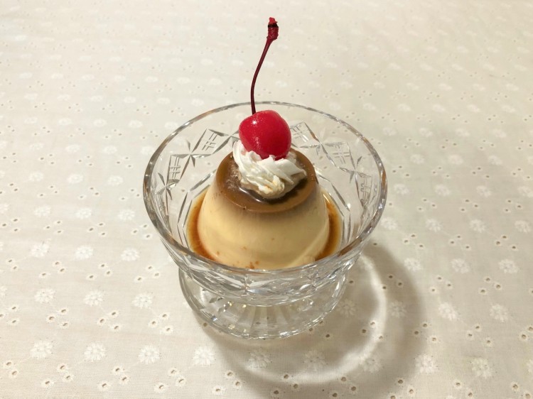 ホイップクリームとチェリーでデコレーション