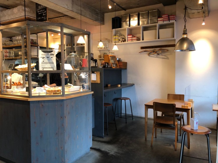 コンクリート打ちっ放しの店内と、家庭的なお惣菜メニューという対比もユニーク