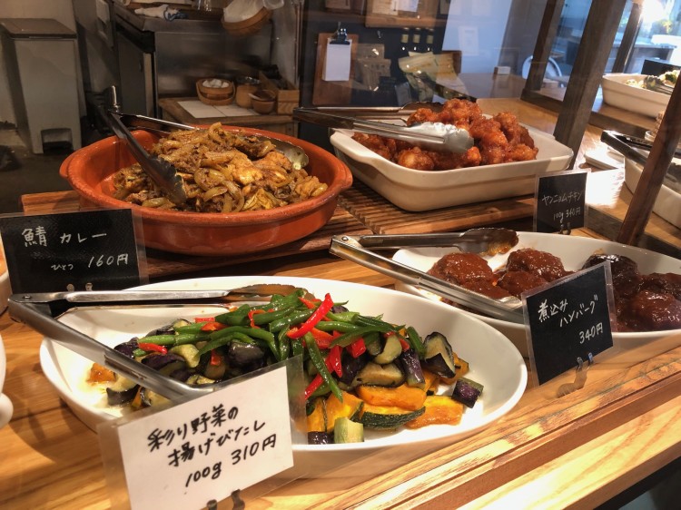 ショーケースには日替わりで15種類ほどの手作りのお惣菜が並びます