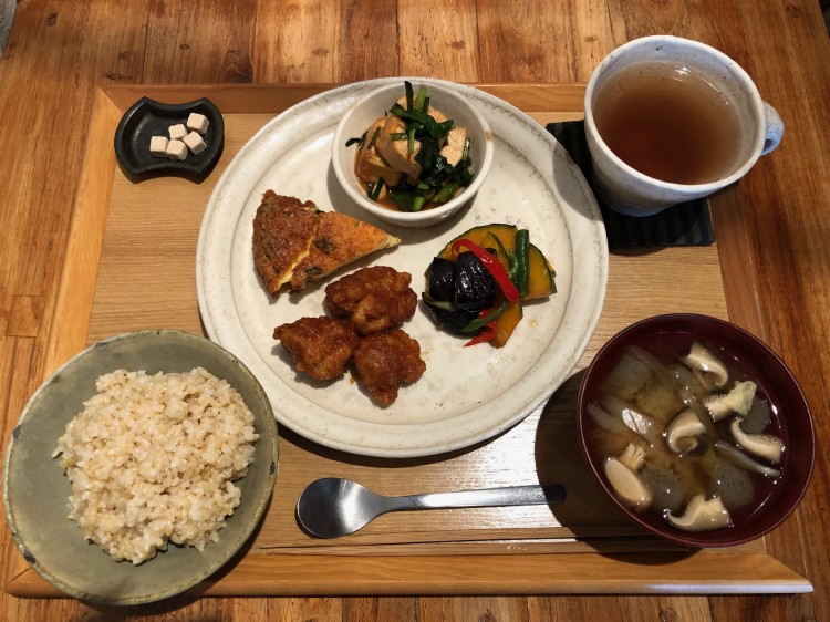 イートインの「組む定食（1,650円）」。4品のお惣菜とごはん、お味噌汁、ドリンク（ドリンクは選べます）がセットになっています