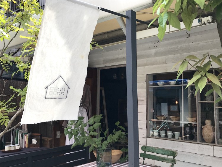 通りに面したテラスが目印。お店の外からも心地よい気配が漂います