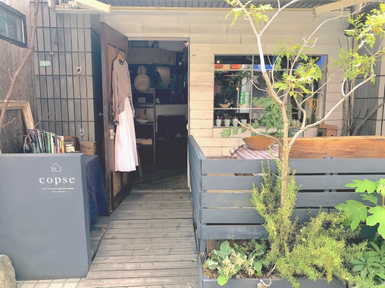 お店の外にはテラス席があり、ドリンクを提供。大泉学園から徒歩約10分