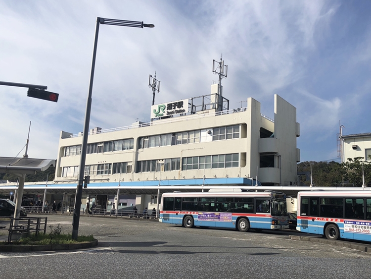 ▲JR逗子駅。駅前には葉山や横須賀方面へアクセスできるバスロータリーがある