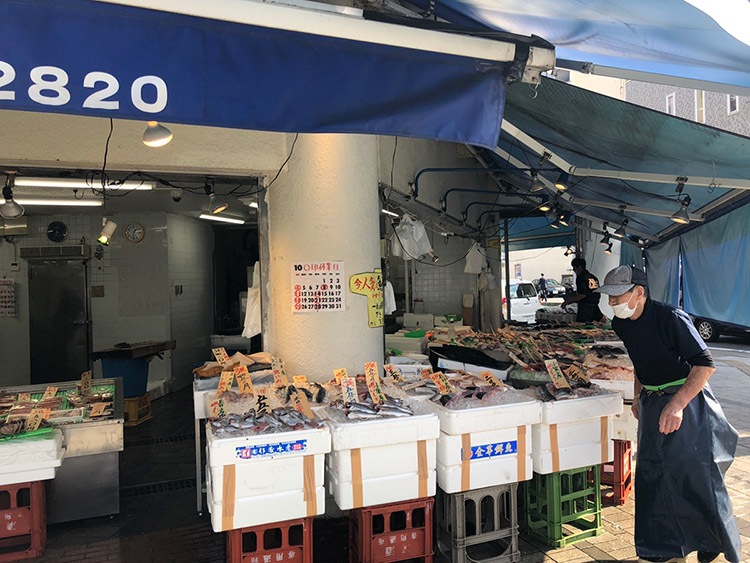 ▲駅の目の前にある魚屋「魚佐次」