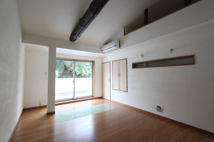 スケルトンリフォームをした事例。部屋の中央にある梁をいかし、印象的な部屋に