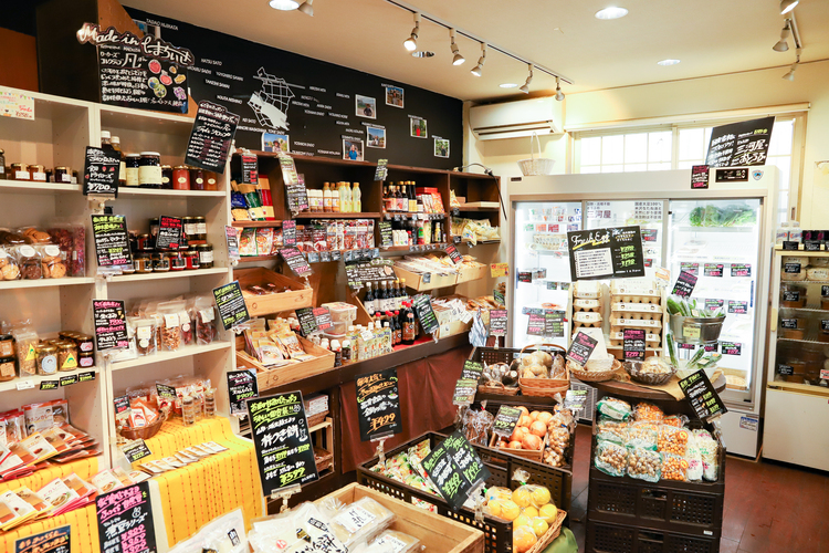 店内には野菜のほか調味料や食品が並ぶ