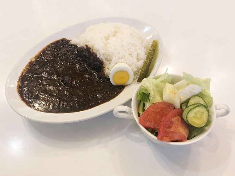 名物のザイカレーとミニサラダ