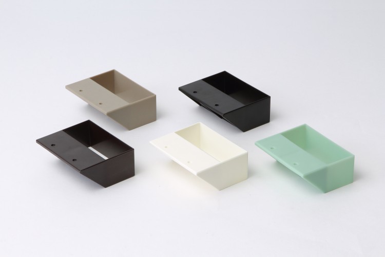 棚受シングル1組（2個）とネジがセットになった「2×4 棚受シングル」。左上から時計回りに、ナチュラルグレージュ、マットブラック、ヴィンテージグリーン、オフホワイト、ブロンズの5色