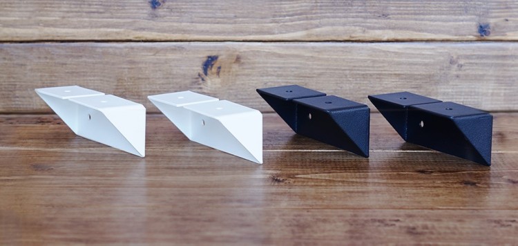 棚受2個とネジがセットになった「2×4/1×4 シェルフサポート アイアン」。マットホワイトとマットブラックの2色