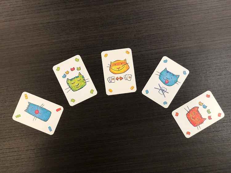 ▲左から「どんな時でも出せるカード」「色を指定できるカード」「指名した人と持ち札をそっくり交換できるカード」「次の人が飛ばされるカード」。赤い猫のカードは2枚めと同じ！