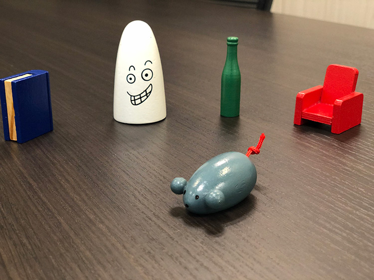 ▲取るのはこれ！ グレーのネズミです
