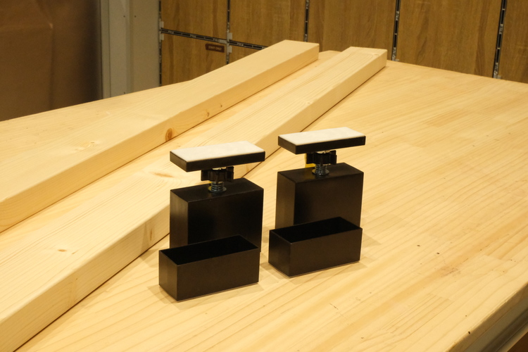 「2×4 アジャスター」2組と2×4（ツーバイフォー）材2本を用意
