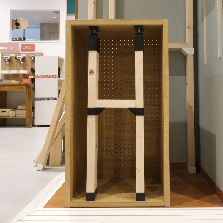 店内でラブリコと2×4（ツーバイフォー）材を使って取り付け体験ができる