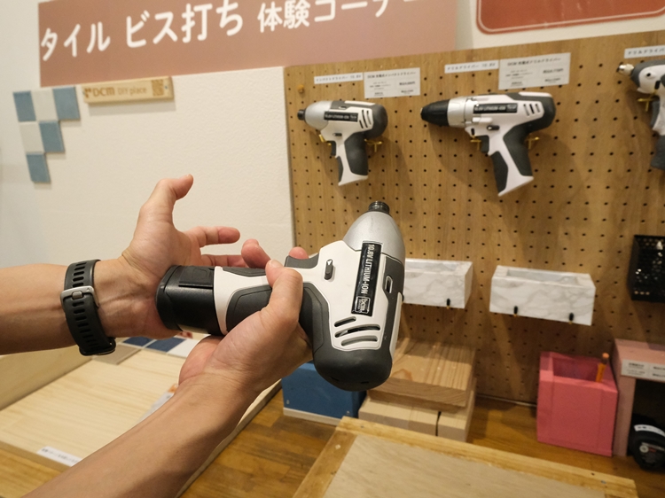 壁には電動工具がずらり。初心者や女性にも扱いやすい充電式インパクトドライバーをチョイス