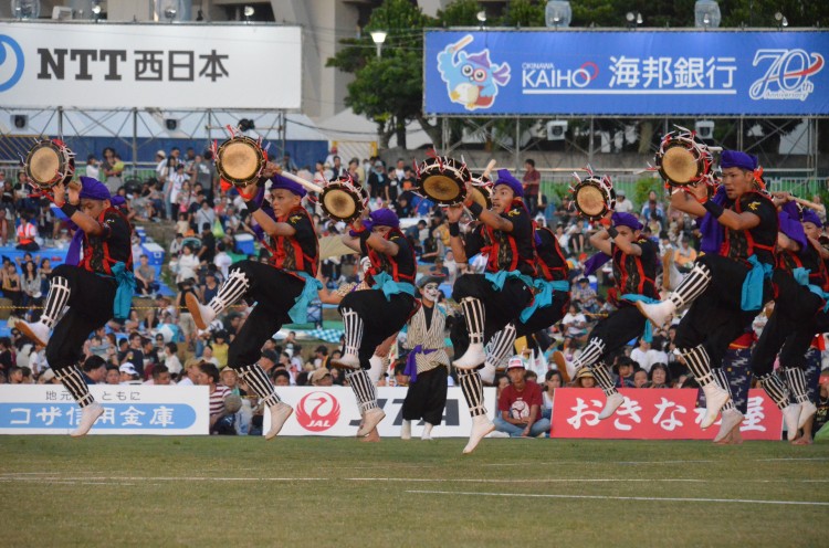沖縄全島エイサーまつりの様子
写真提供：沖縄全島エイサーまつり実行委員会