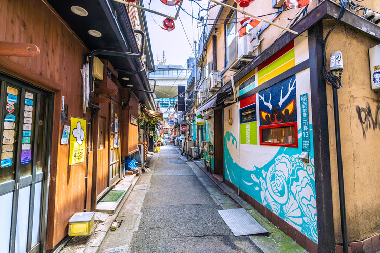 飲み屋街を訪れるにはまだ早い時間のためか、歩いている人もまばら