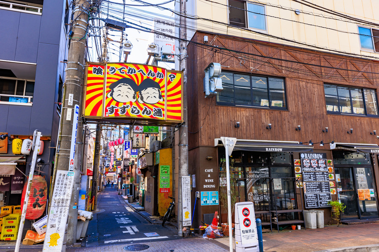 入口にあるユニークなイラストの看板がトレードマーク