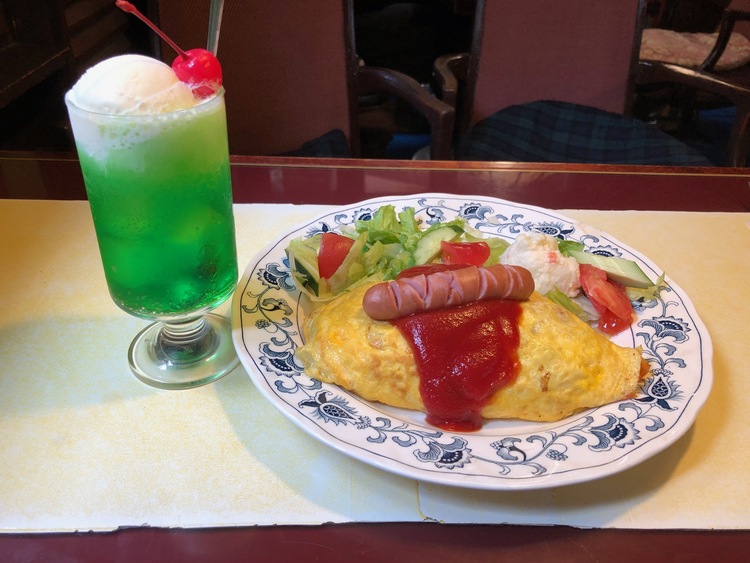 名物オムナポと子どもの頃を思い出させるクリームソーダ（2点で1,690円）
