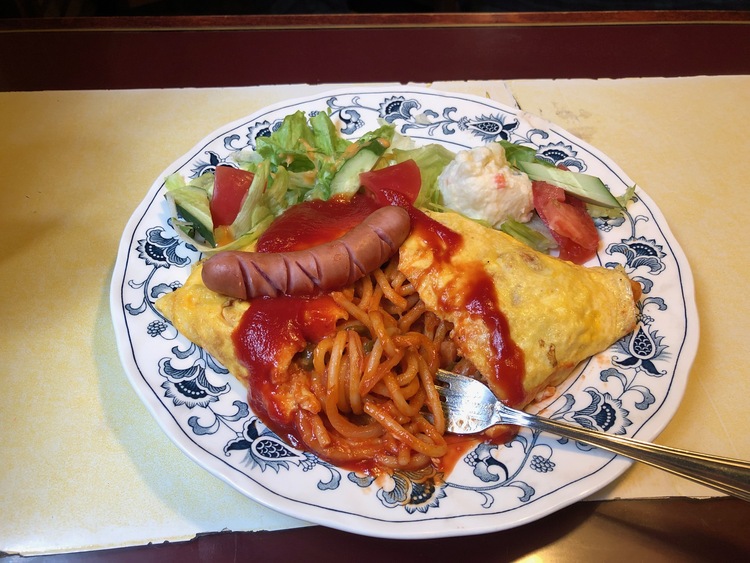 どこから食べようかと悩みつつ、卵焼きを開いてみるとナポリタンがぎっしり！