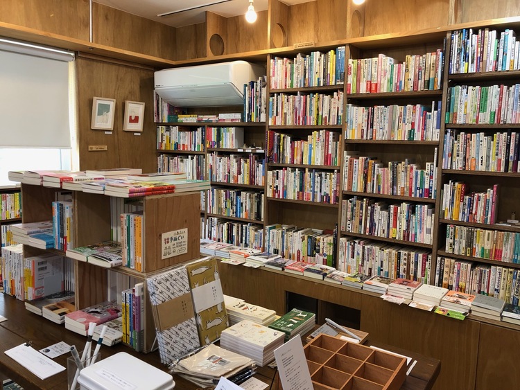 文庫本や古本のほか、作家もののアート、雑貨などもあり、見どころがいっぱい