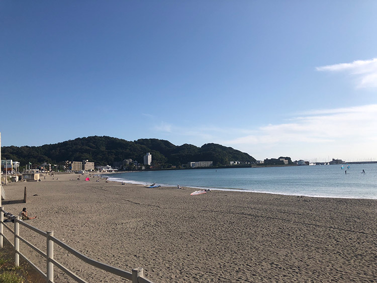 ▲マリンスポーツを楽しむ人でにぎわう逗子海岸