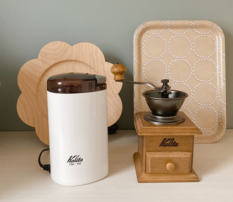 電動と手動、ミルはどちらもカリタのものを愛用（左）