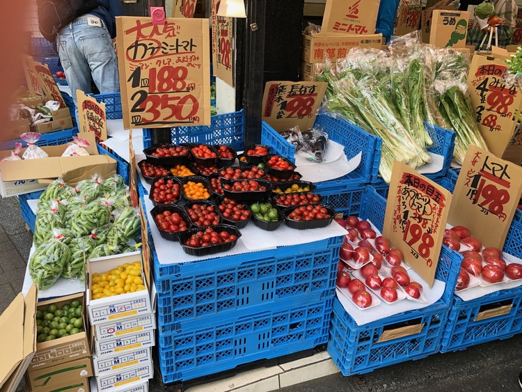 店頭に並ぶカラフルな野菜はどれも新鮮でおいしそう！